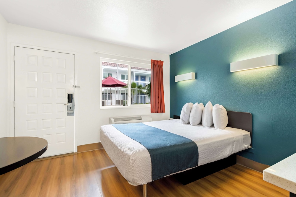 Studio6 Suites Carpinteria, CA - Santa Barbara - South 17/27
