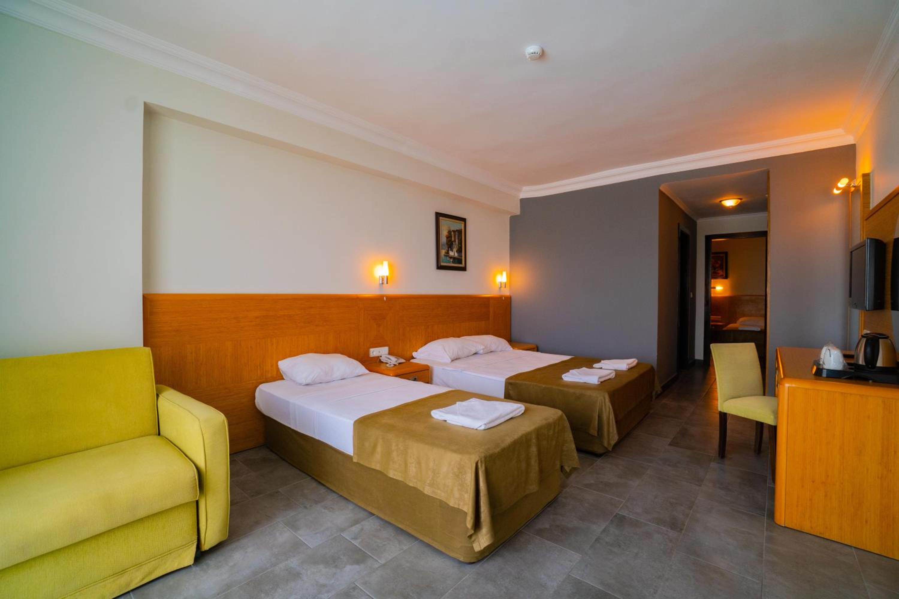 غرفة عائلية بسرير مزدوج وسريرين منفصلين، SENZA Grand Santana Hotel 2/5