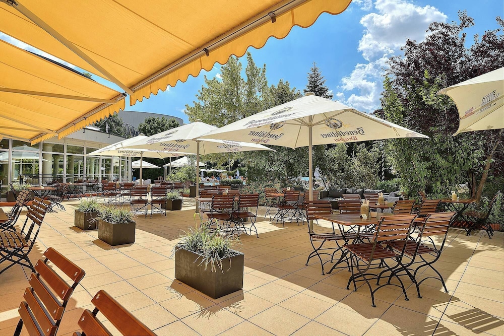 Monarch Hotel 46/68