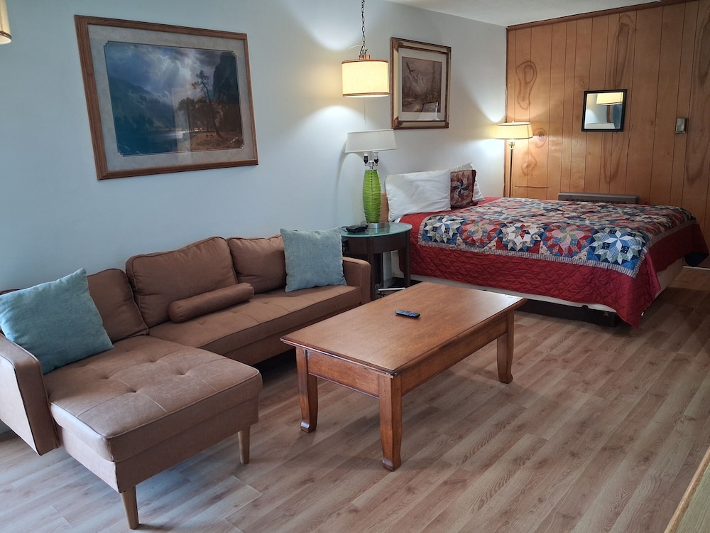 Capri Motel 35/52