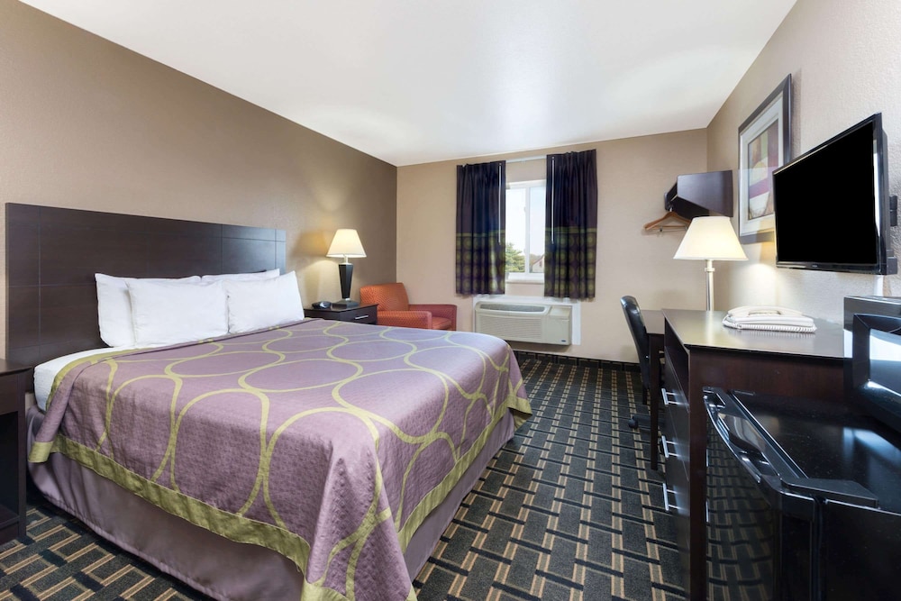 Super 8 by Wyndham Springfield East 10/30
