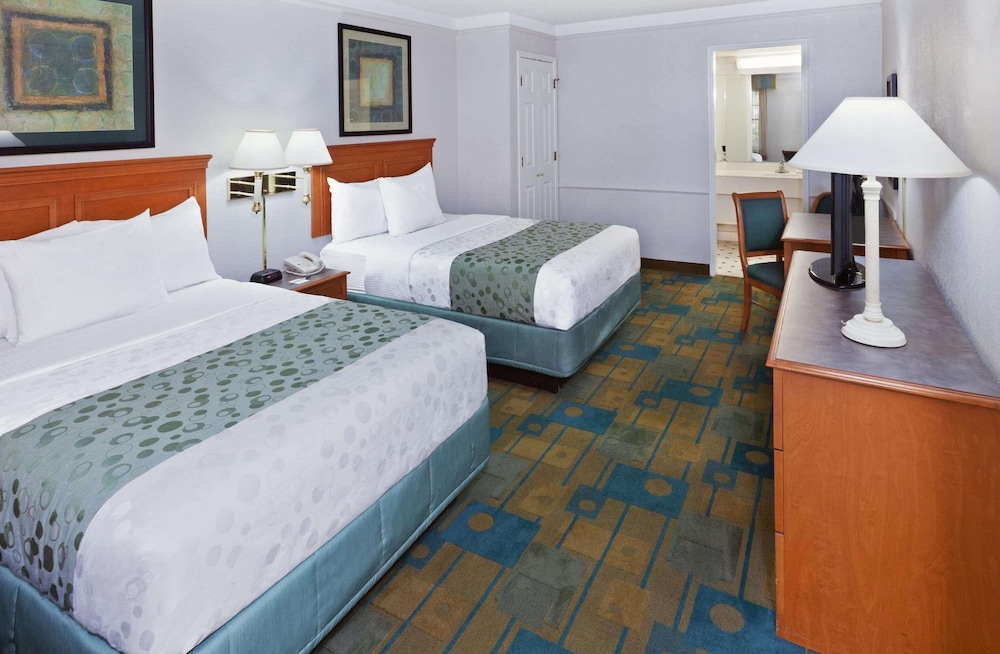 غرفة بسريرين مزدوجين بإطلالة على المسبح لذوي الإعاقة، La Quinta Inn by Wyndham Austin Oltorf 3/5