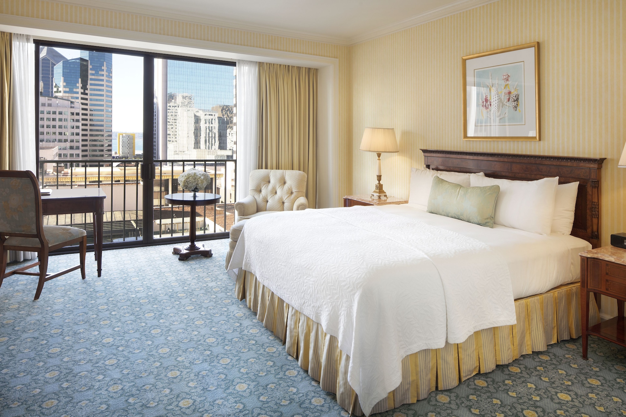 DELUXE, KING BED