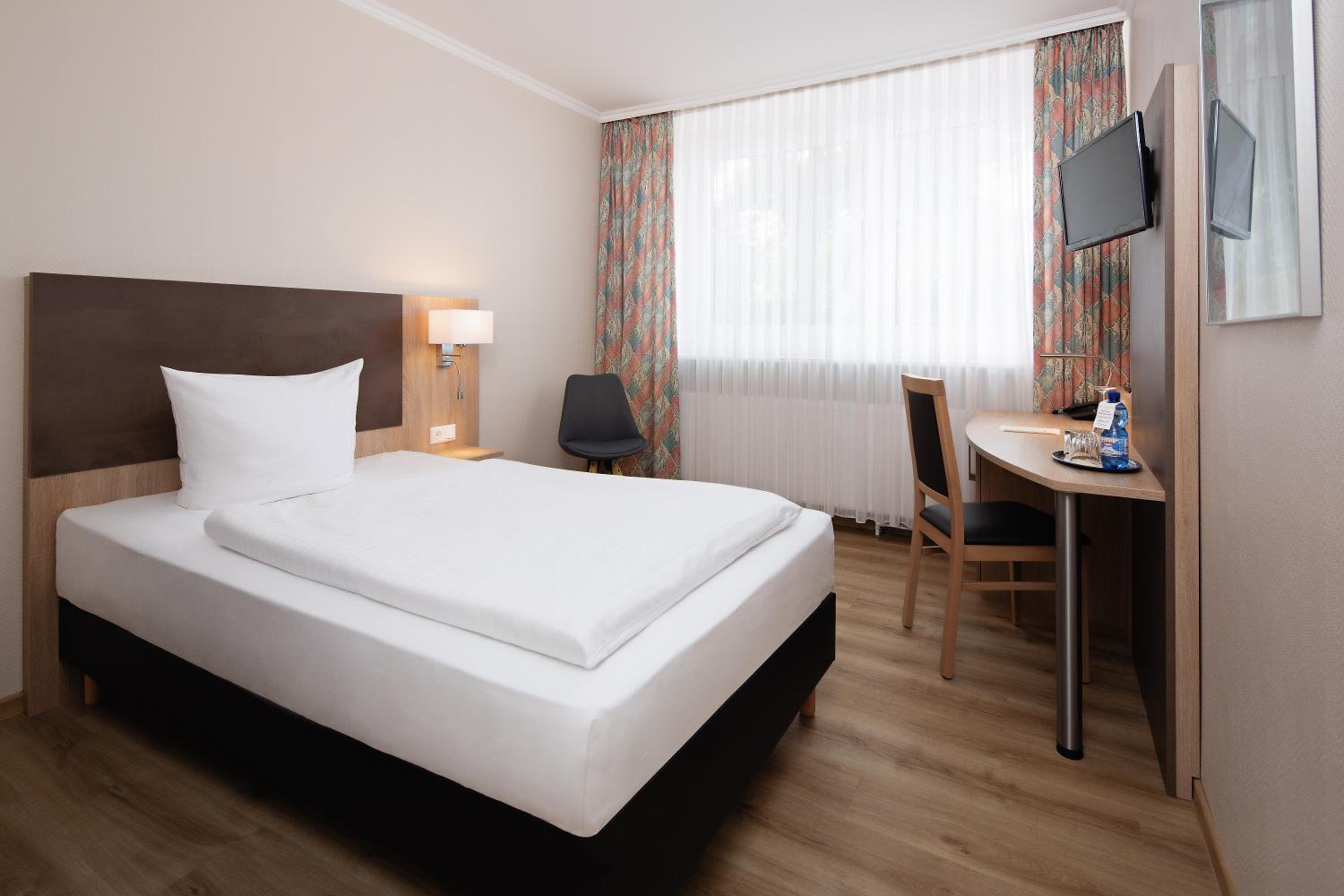 ROOM, SINGLE