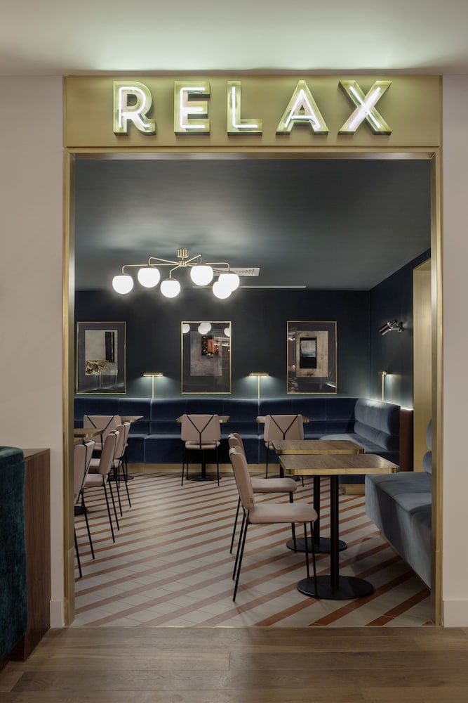 The Alex 42/58