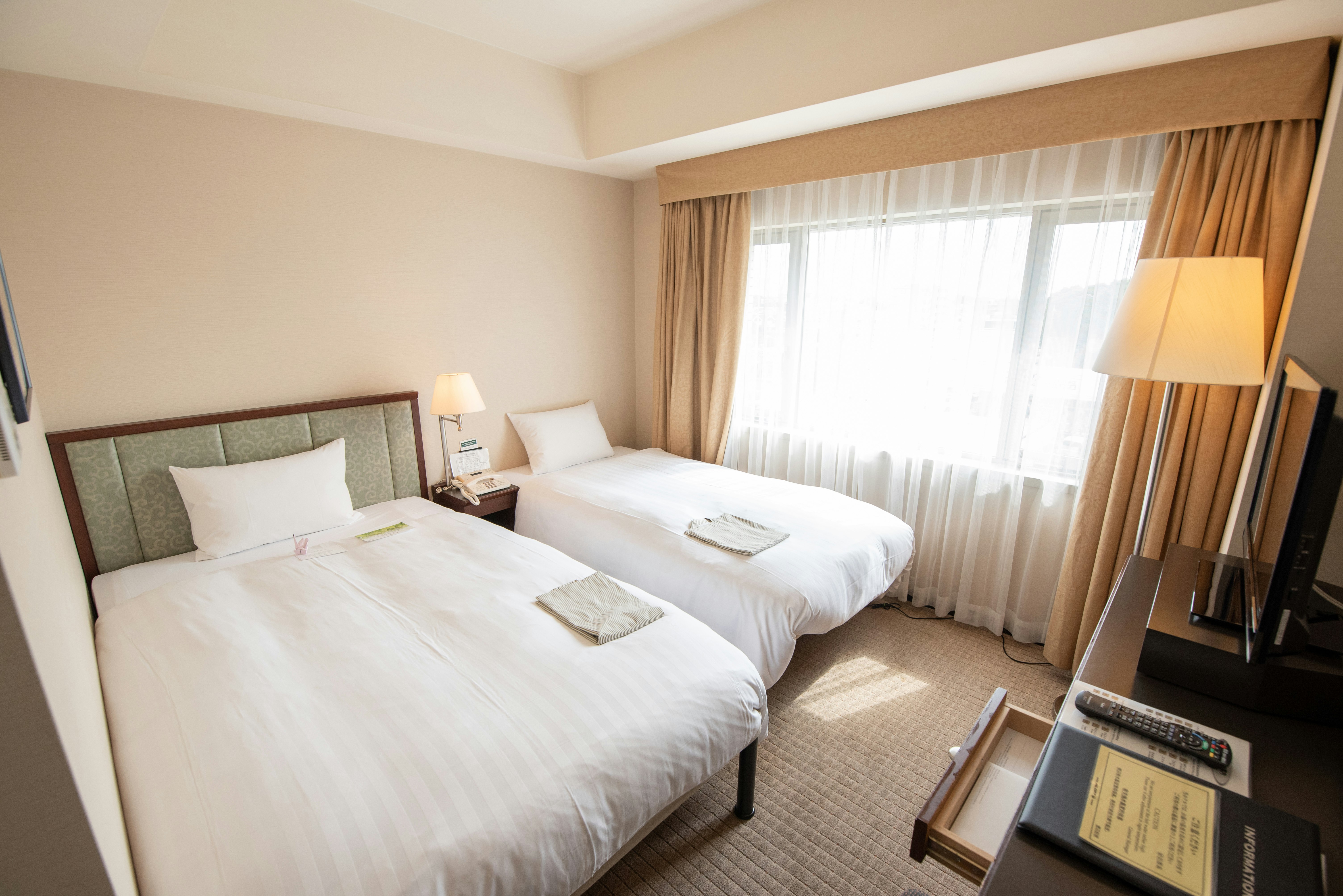 Petite, Twin Beds