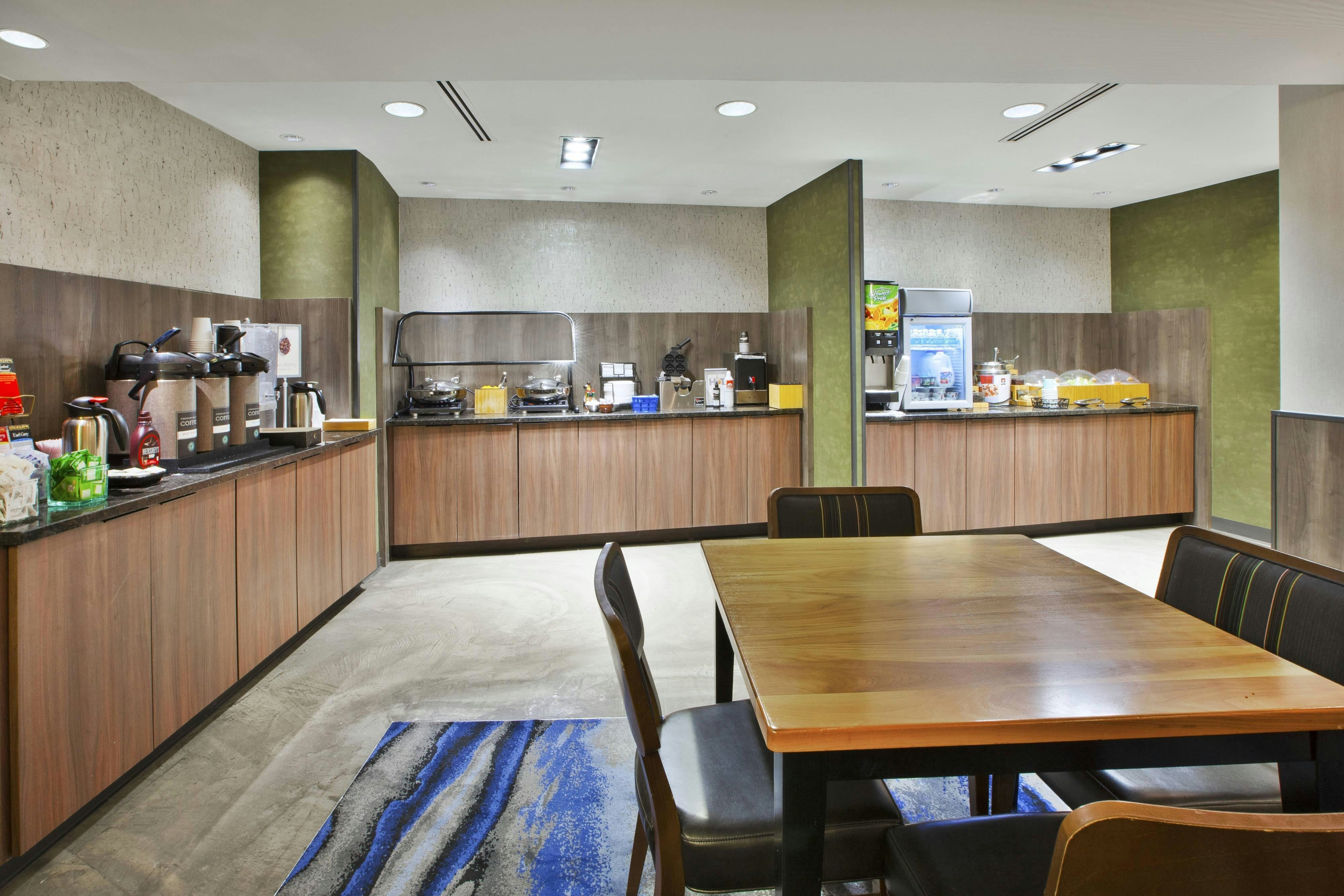 Fairfield Inn Suites Milwaukee Downtown 4/10