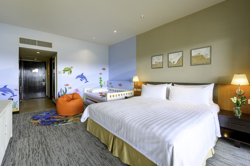 Theme, Family, King Bed, Sofa