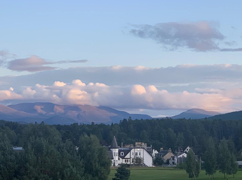 Carrbridge Hotel 30/32