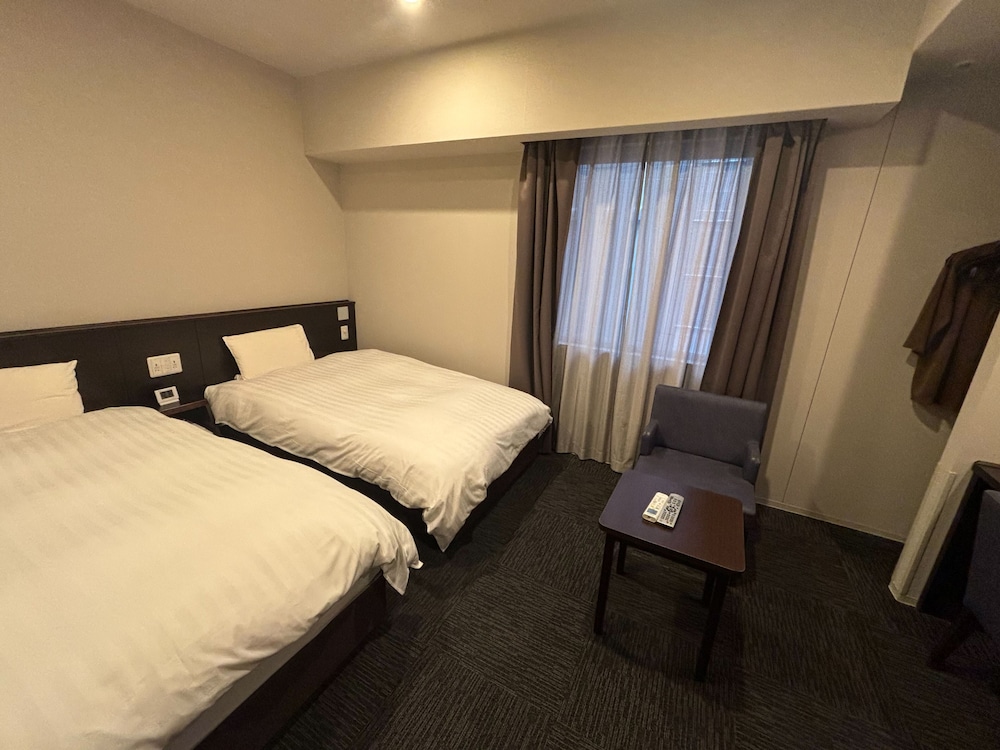 ROOM, TWIN BEDS