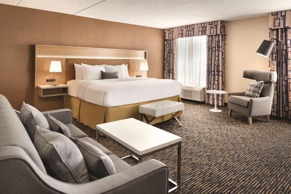 Urbana Hotel and Conference Center 12/35