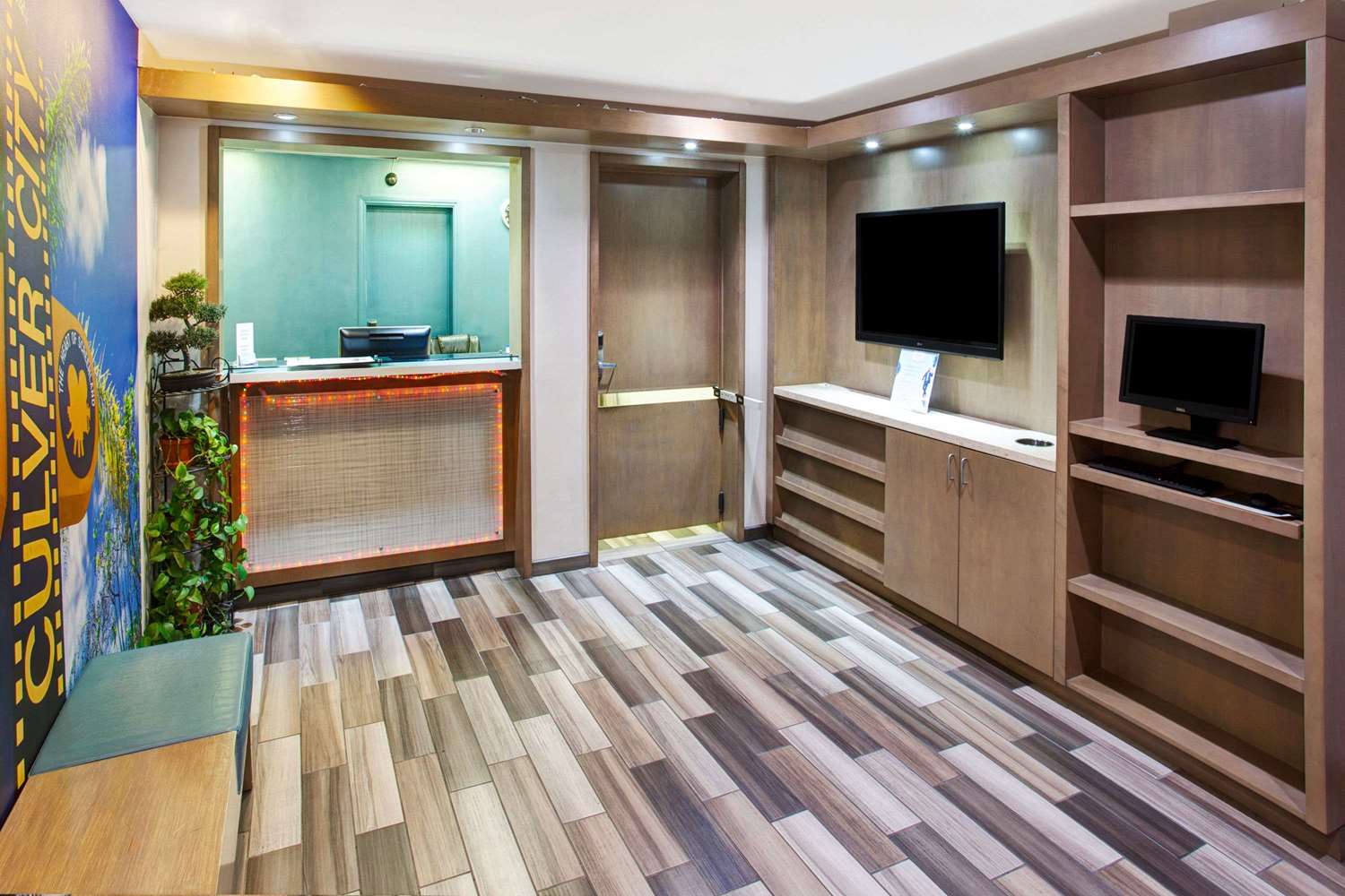 Travelodge by Wyndham Culver City 43/52