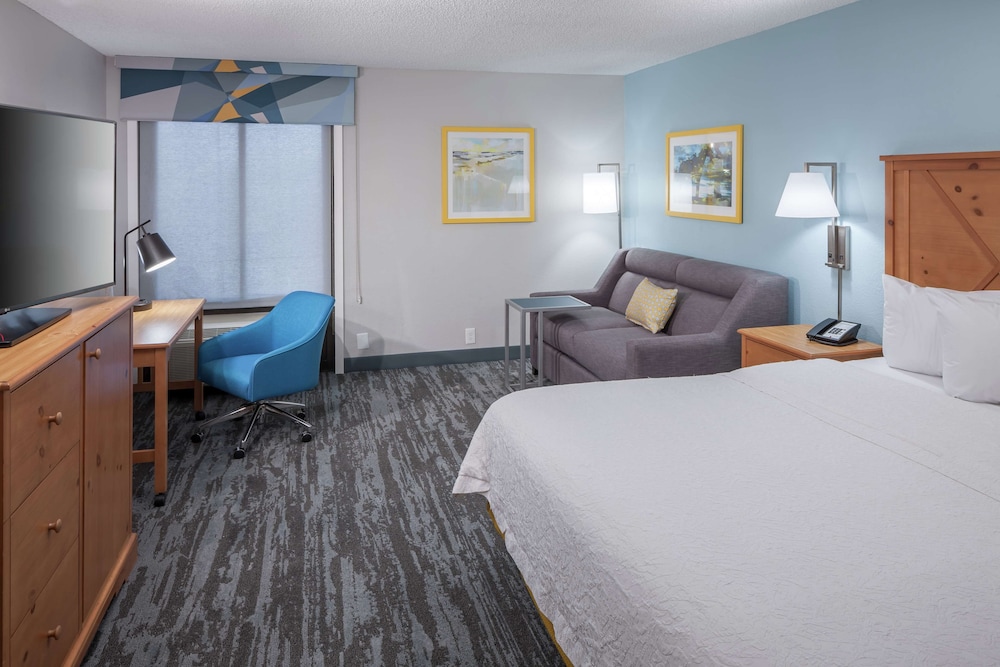 ROOM, KING BED, SOFA, CORNER