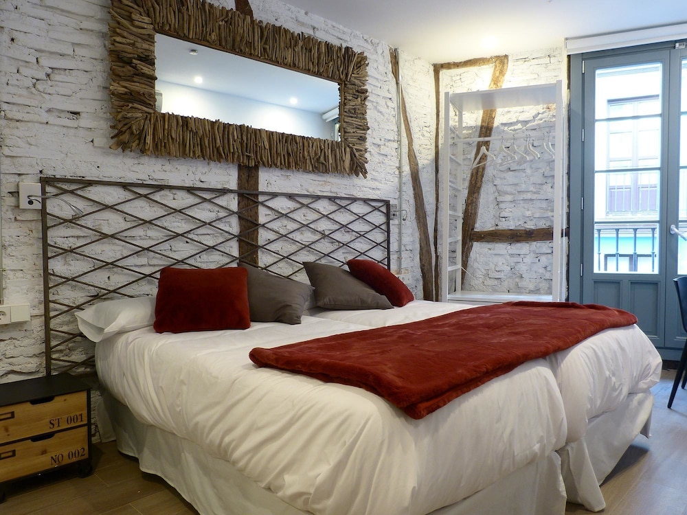 DELUXE, TWIN BEDS