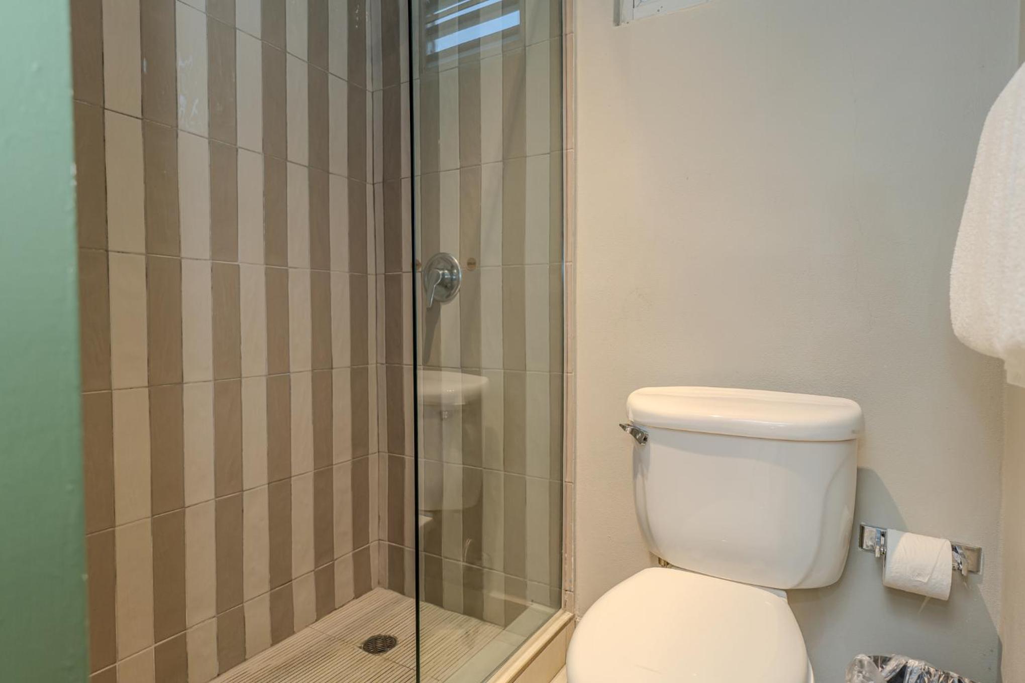 غرفة بسرير كوين بإطلالة على المسبح، Comfort Inn & Suites Levittown PR 2/3