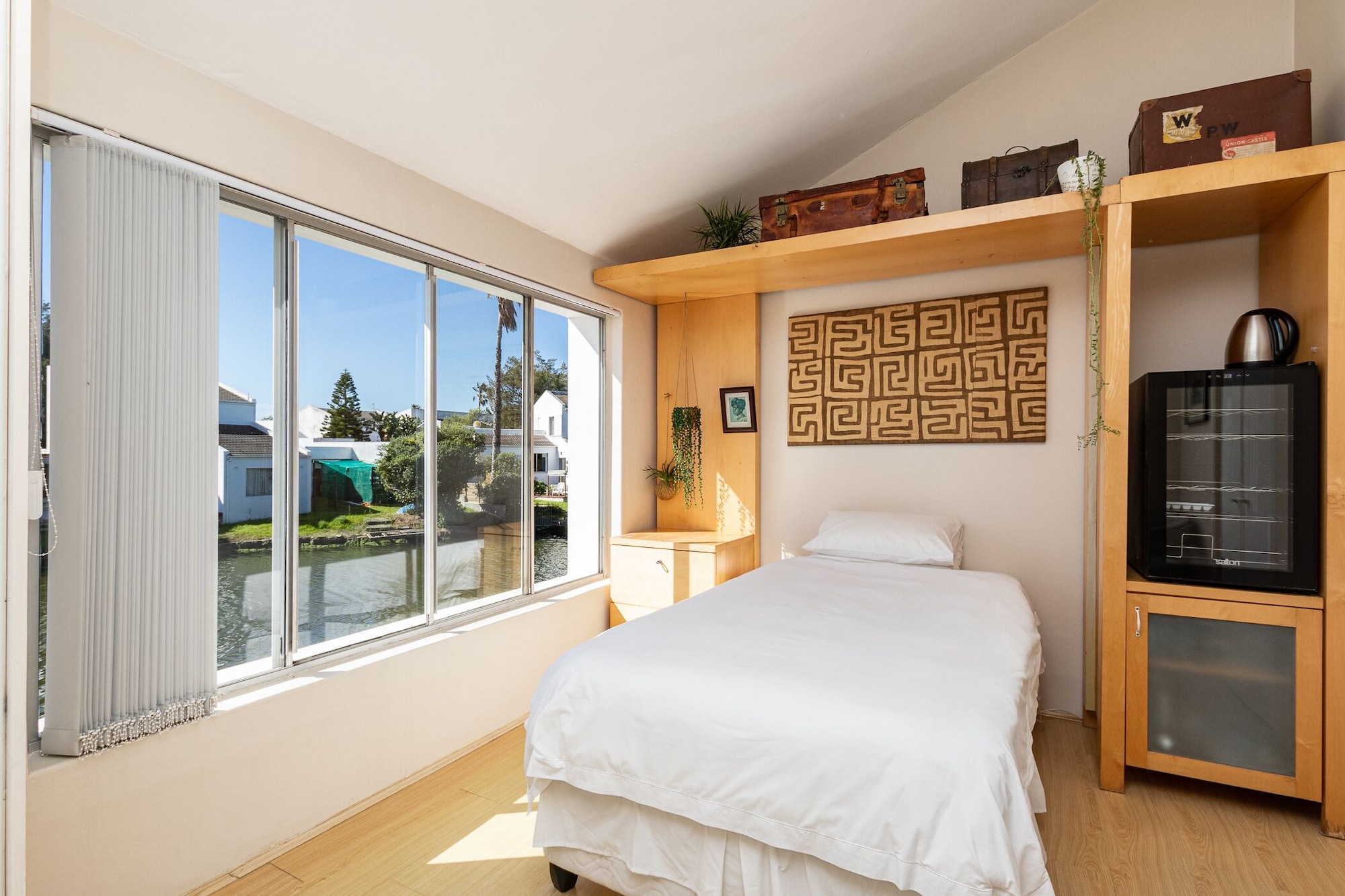 غرفة كلاسيكية ثلاثية بسرير كوين وسرير فردي بإطلالة على البحيرة، Admiralty B&B 3/4