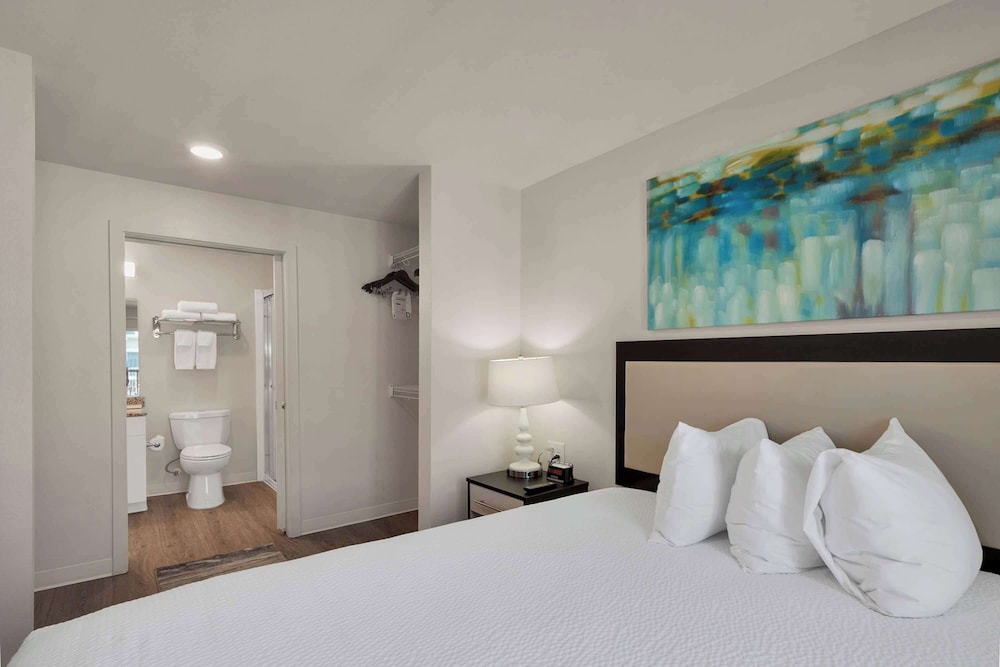 1 BEDROOM, SUITE, BALCONY