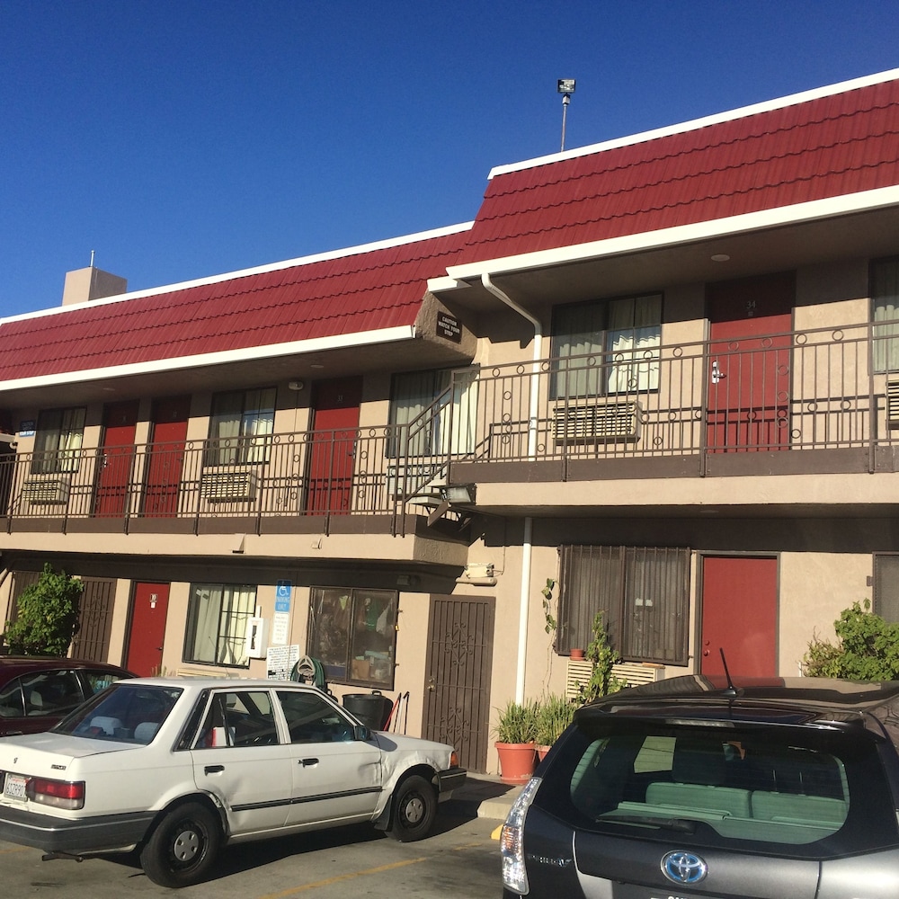 Crown Lodge Motel Oakland 3/28