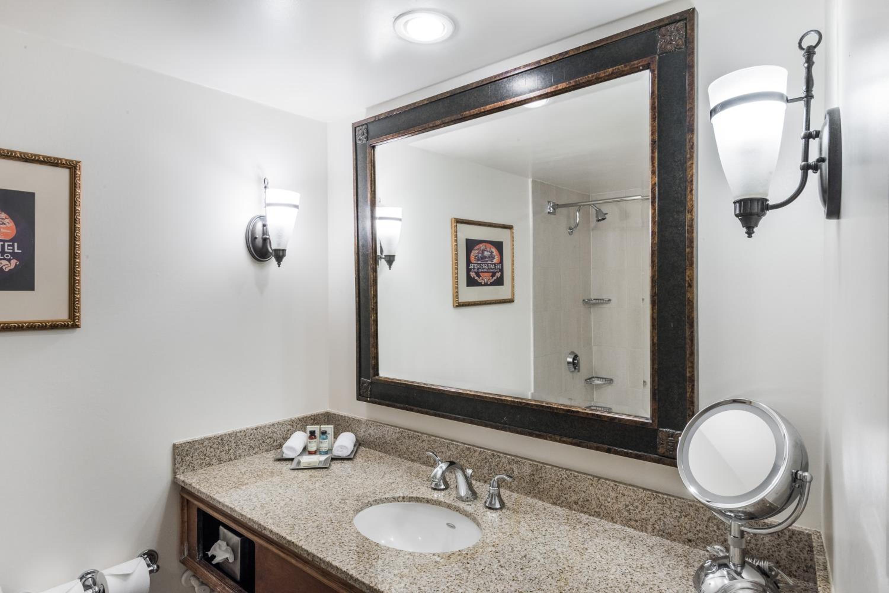 Suite, King Bed, Accessible