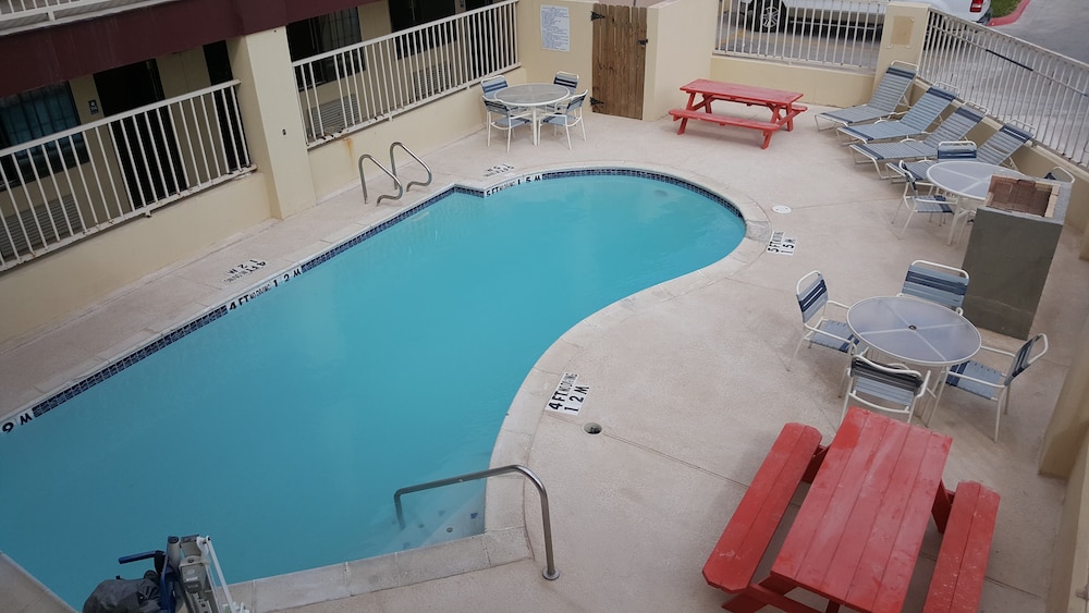 Deluxe Inn Suites 6/61
