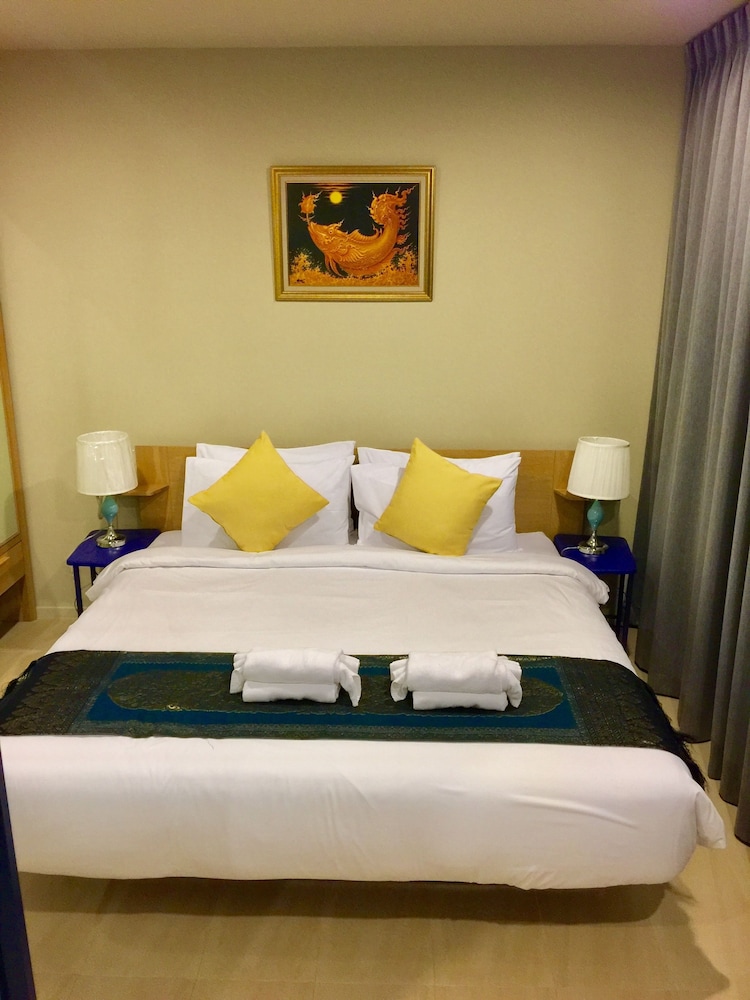 Baan Thew Talay Blue Sapphire 30/50
