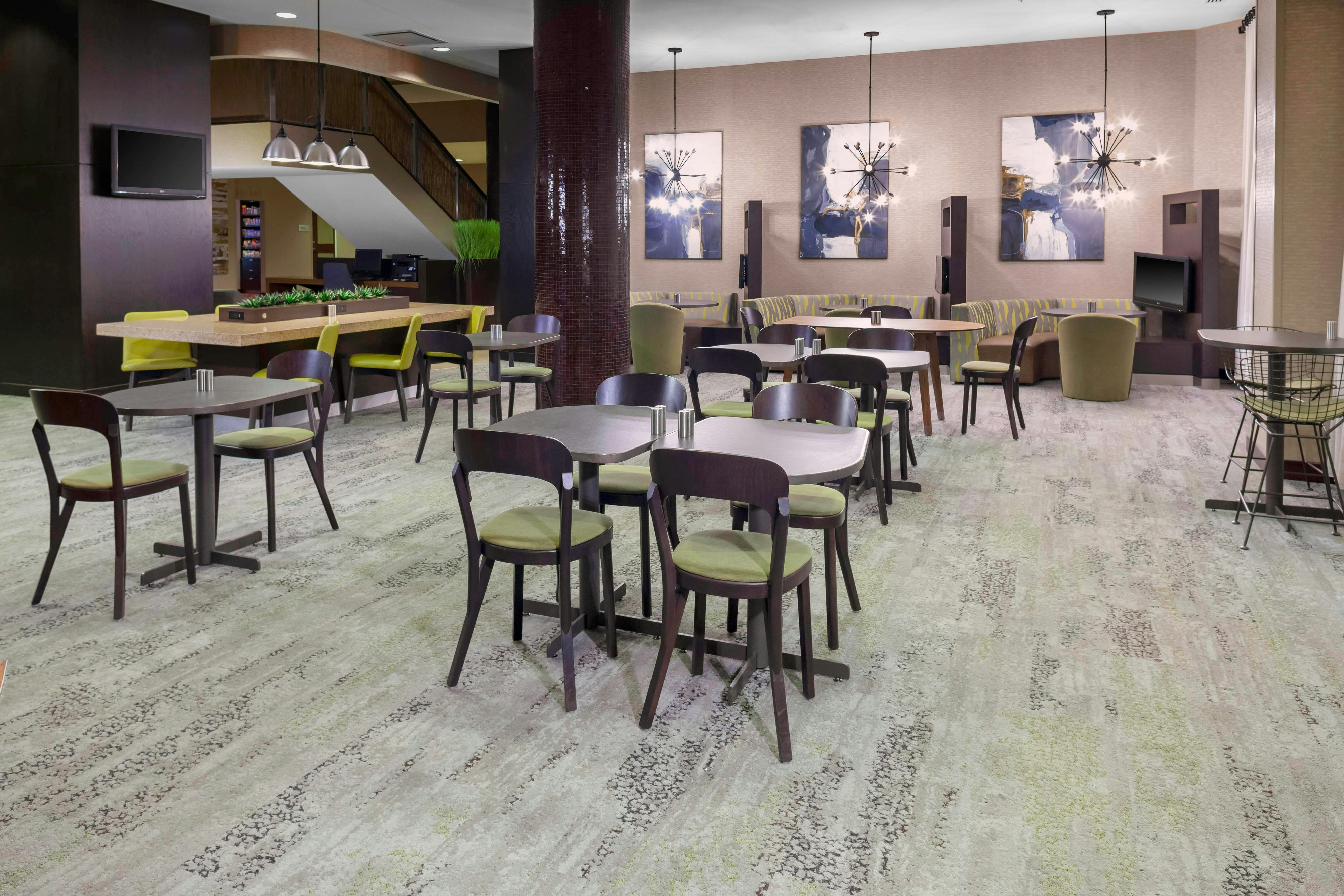 Courtyard By Marriott Downtown Memphis 17/27
