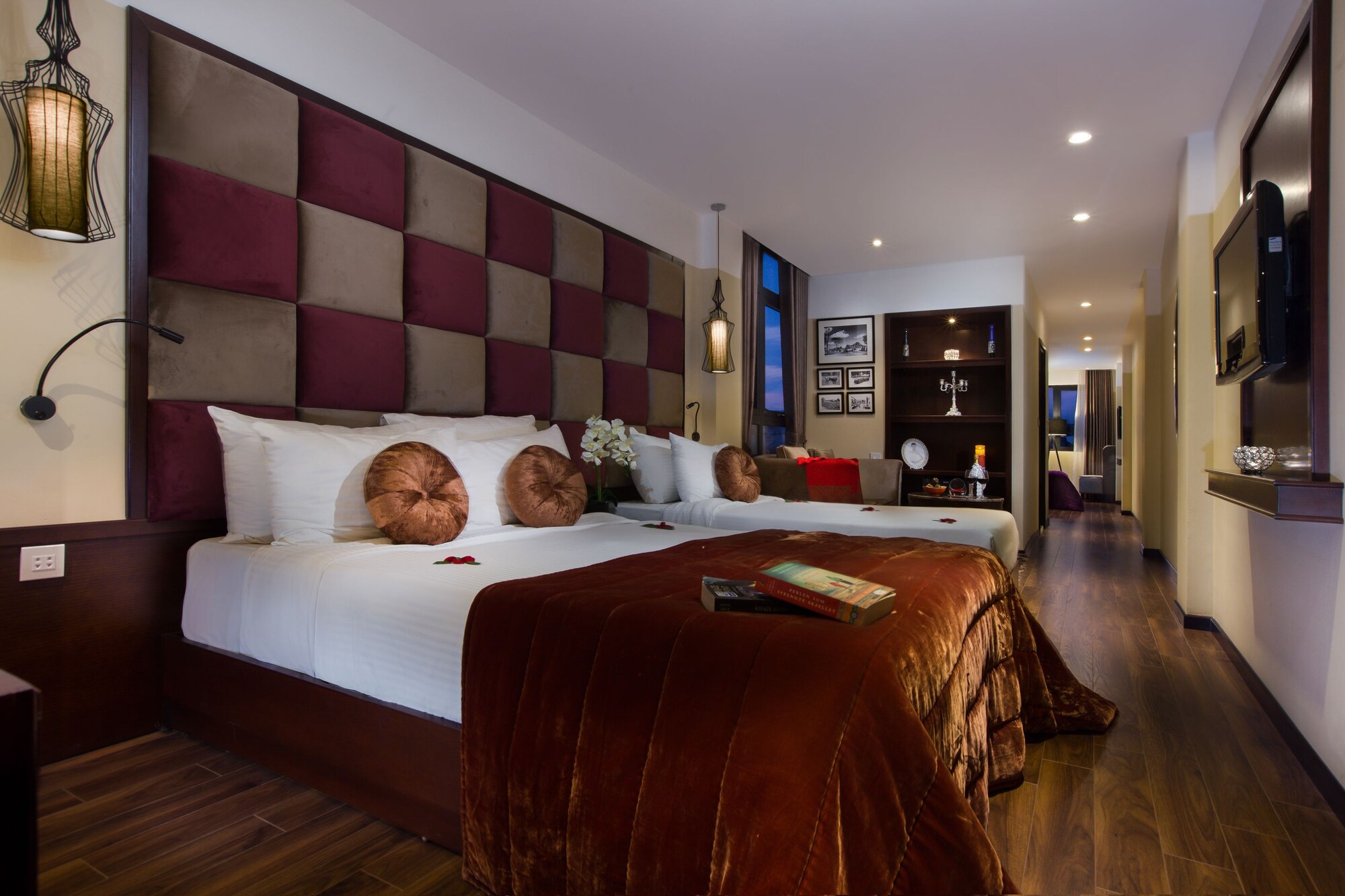 DELUXE, DOUBLE OR TWIN BED