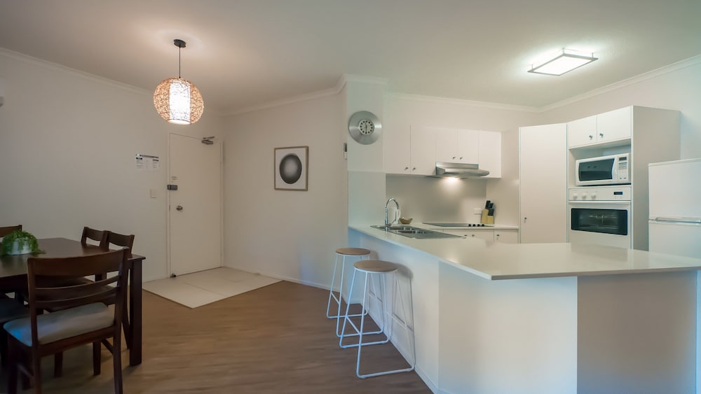 SANCTUARY LAKE APARTMENTS 28/58