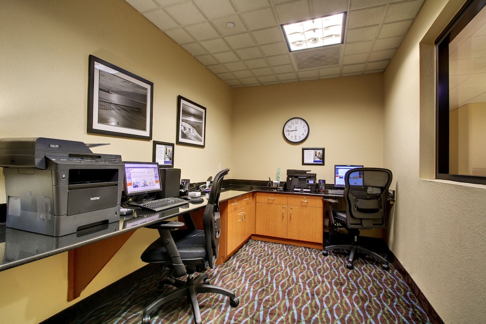 Holiday Inn Express & Suites Jacksonville SE- Med Ctr Area 45/55