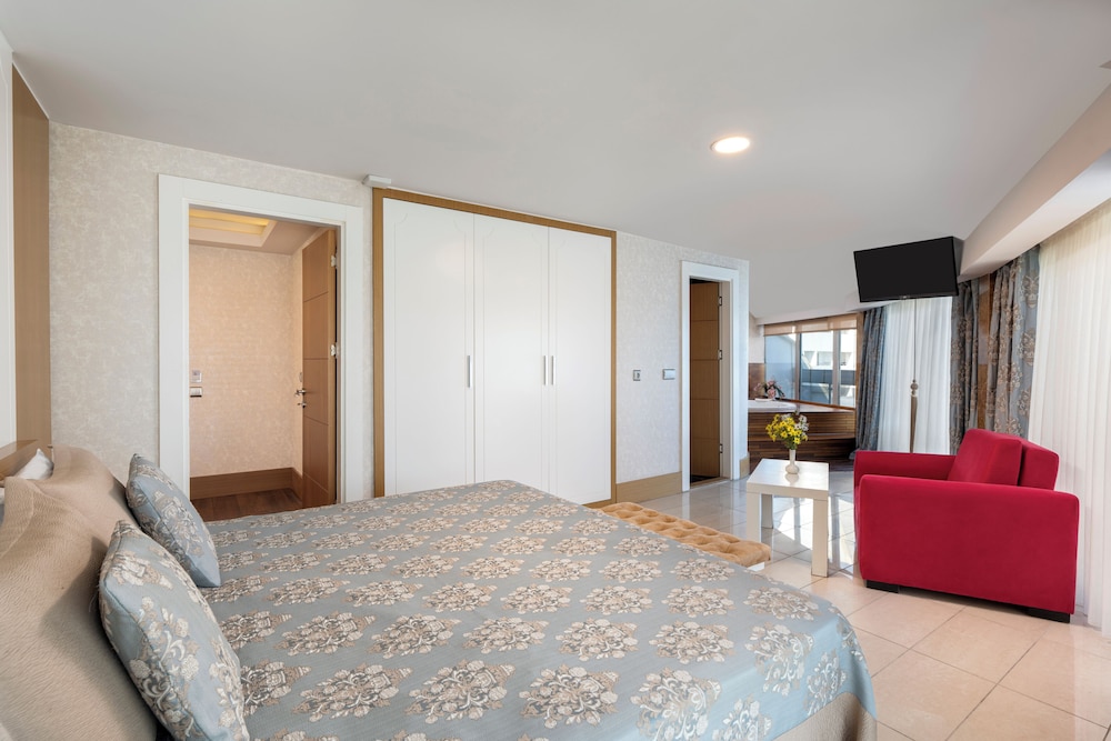 جناح بسرير كينج وسرير مزدوج وسريرين منفصلين بإطلالة على البحر بجاكوزي، Orange County Alanya 4/10