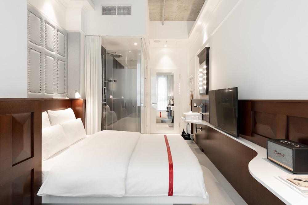 Lovely, Queen Bed