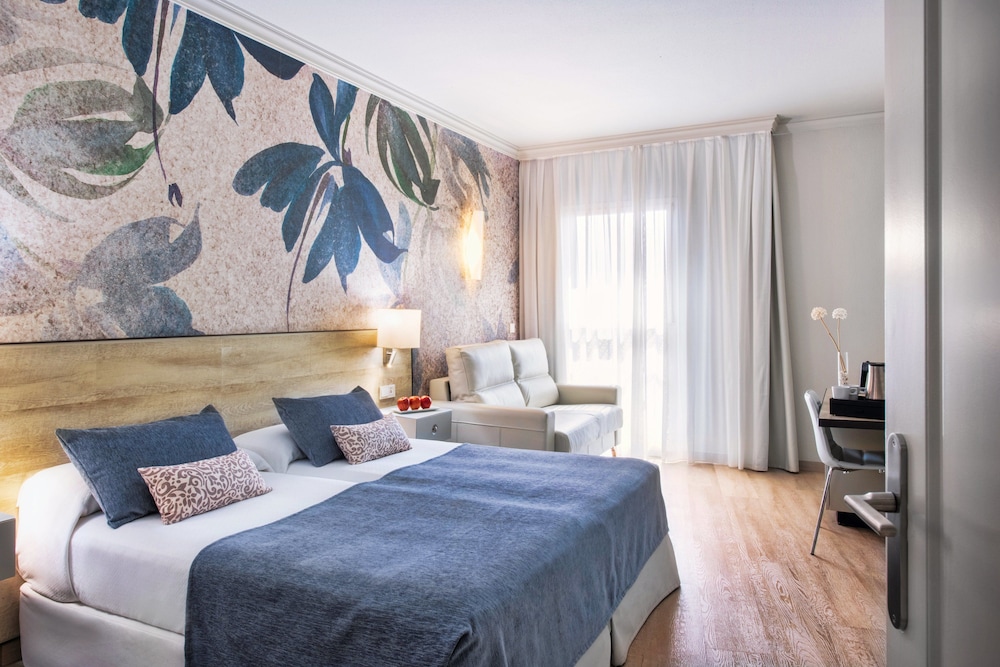 ROOM, TRIPLE
