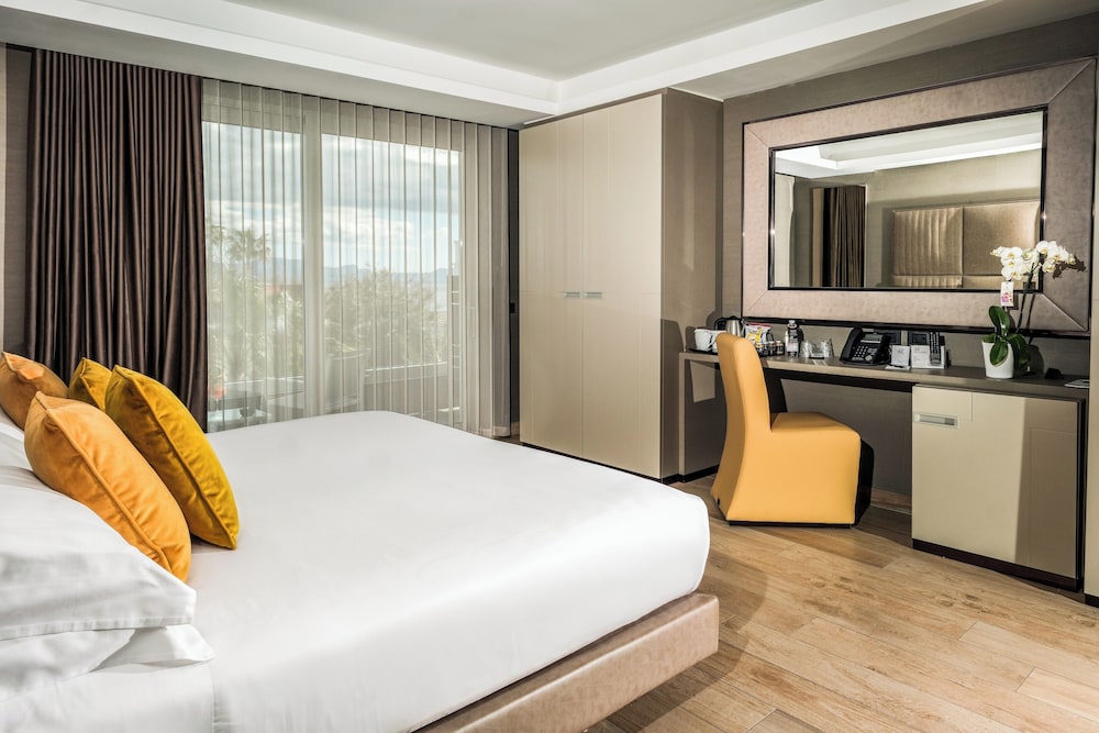 DELUXE, DOUBLE OR TWIN BED, PARTIAL SEA VIEW