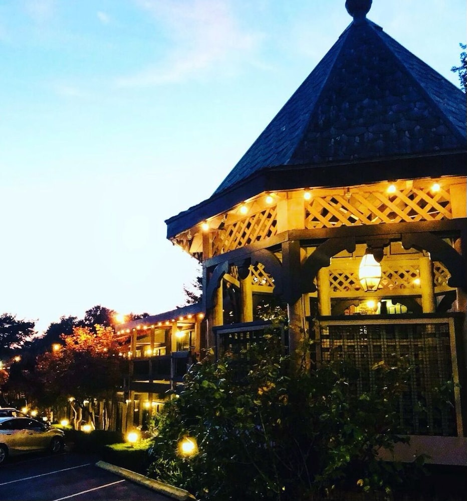 Coachman Inn Suites 2/64