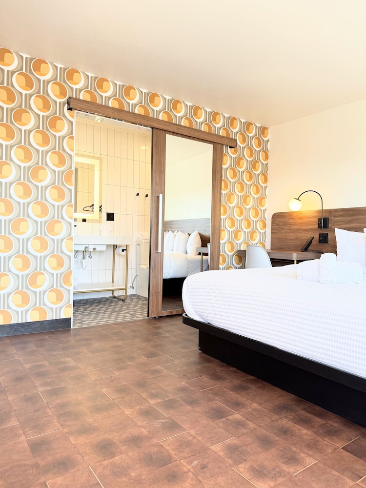 DELUXE, SUITE, KING BED