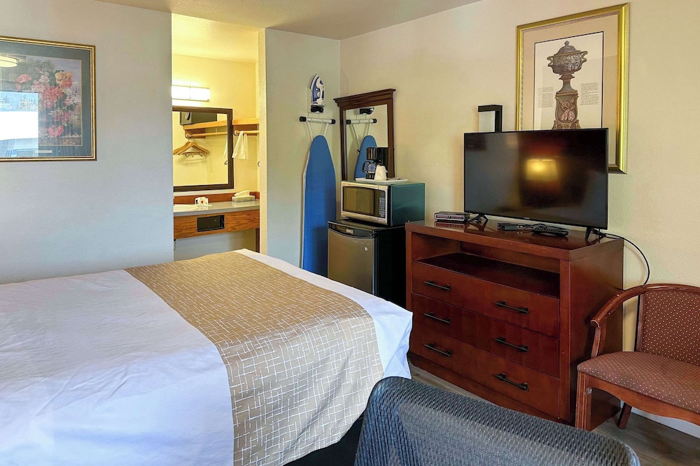 Econo Lodge Edmonds North Seattle, WA 21/39