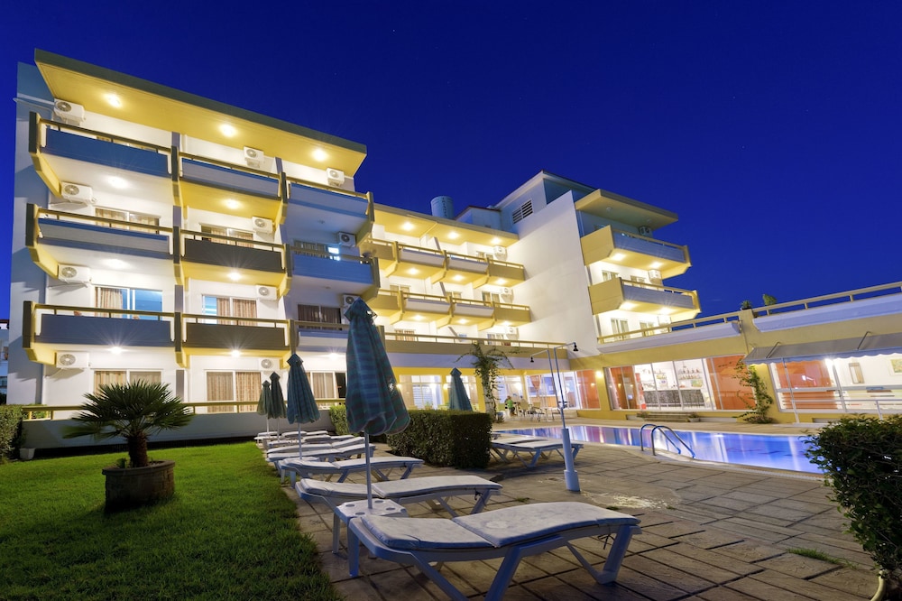 Trianta Hotel Apartments photo5
