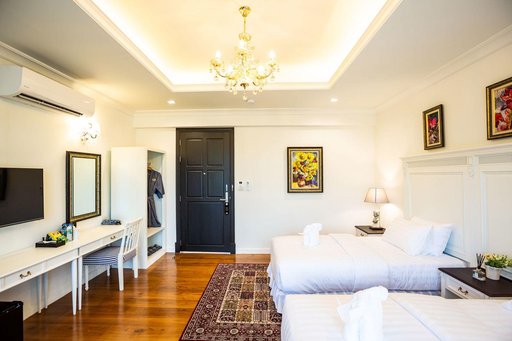 Luxury, Twin Beds, Pool View