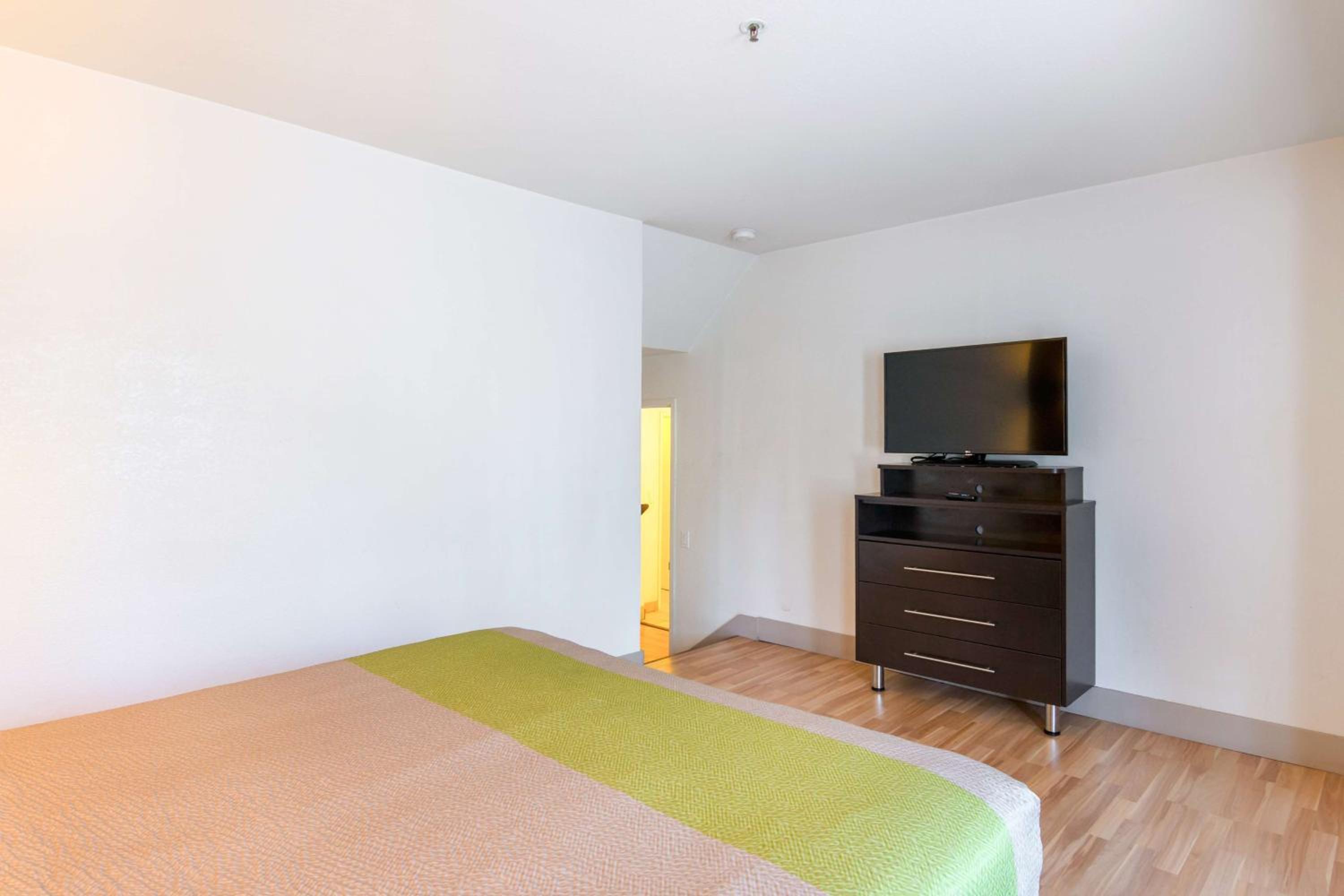 1 Queen Bed - Mob Acc RI Shwr Nsmk Micfridg 2/7