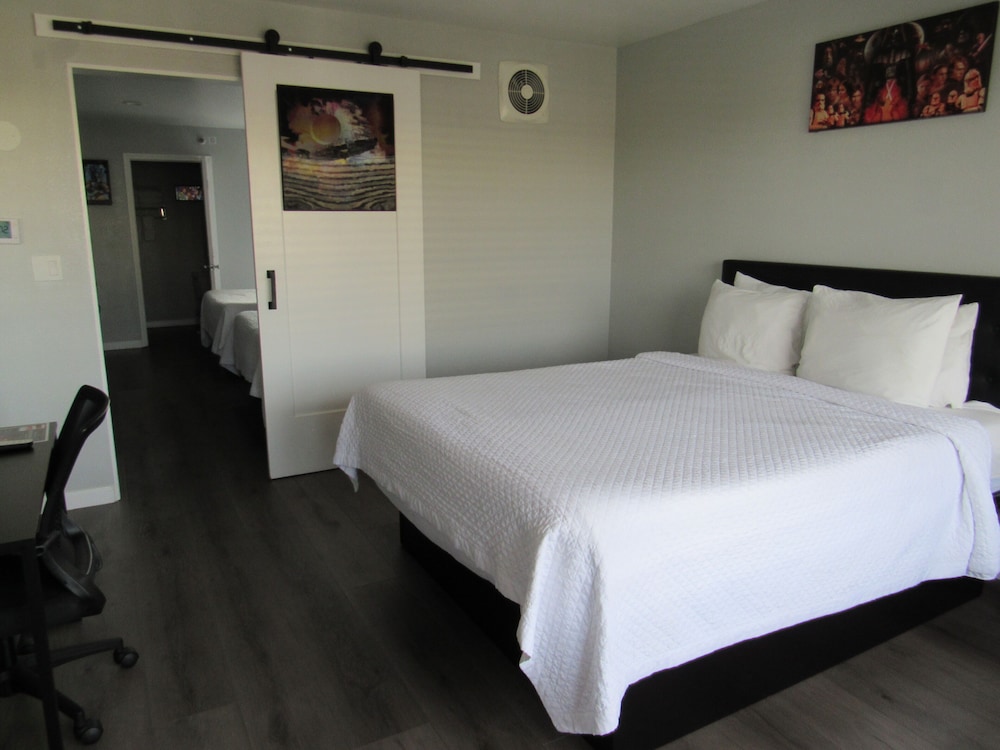 Efficiency, Suite, 3 Queen Beds