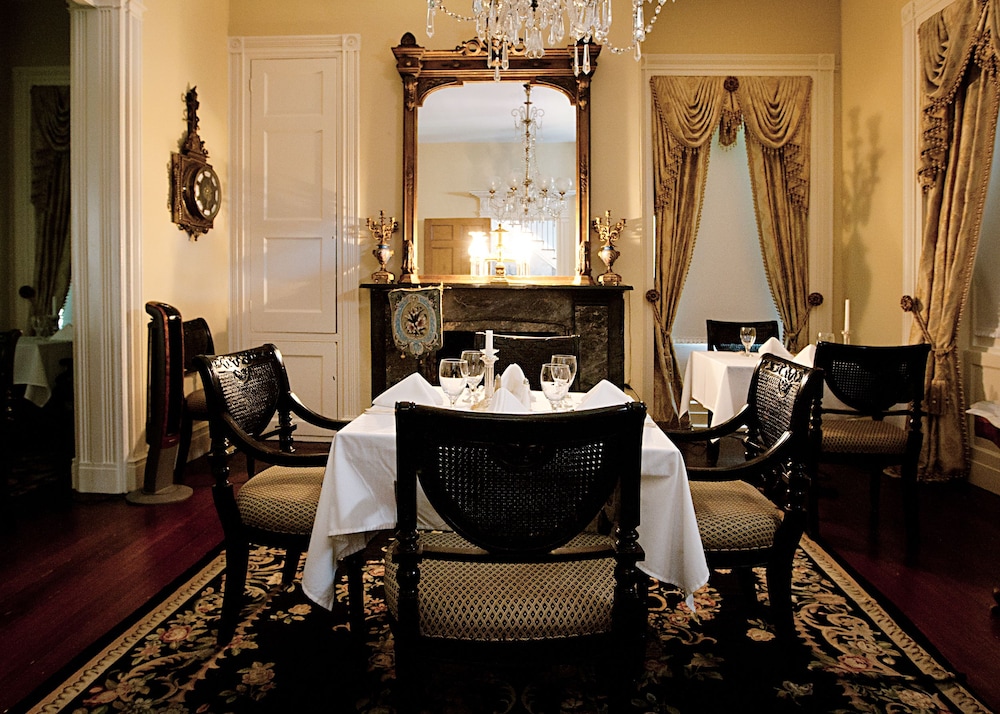 Monmouth Historic Inns And Gardens 52/72