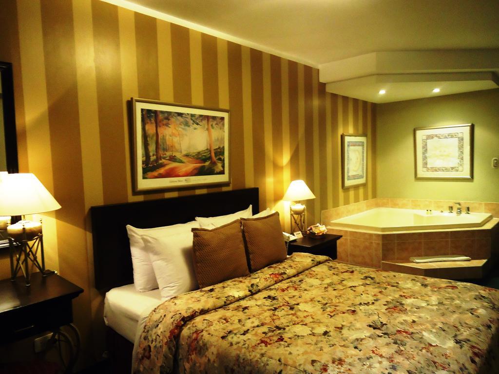 LEON DE ORO INN & SUITES 16/18