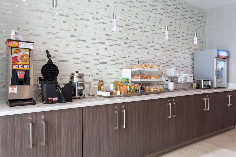La Quinta Inn & Suites by Wyndham Shorewood 4/40