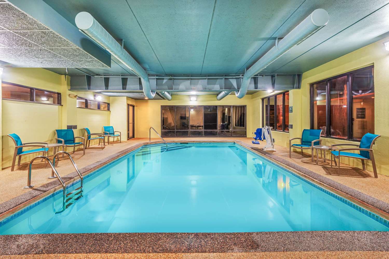 La Quinta Inn and Suites by Wyndham Jamestown 25/46