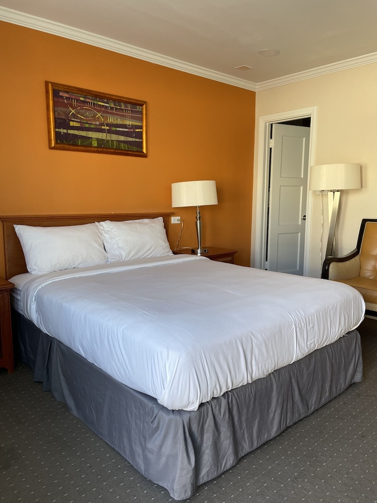 Howard Johnson by Wyndham Ridgecrest, CA 20/63