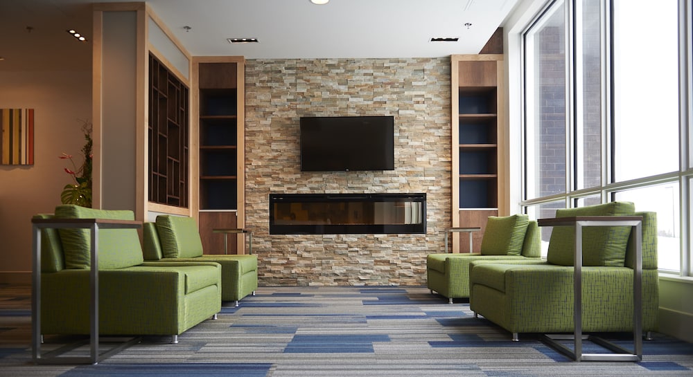 Holiday Inn Express Suites St John S Airport 24/52