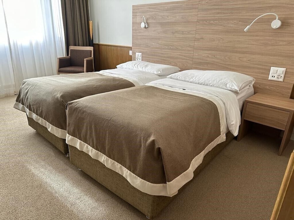 ROOM, TWIN BEDS