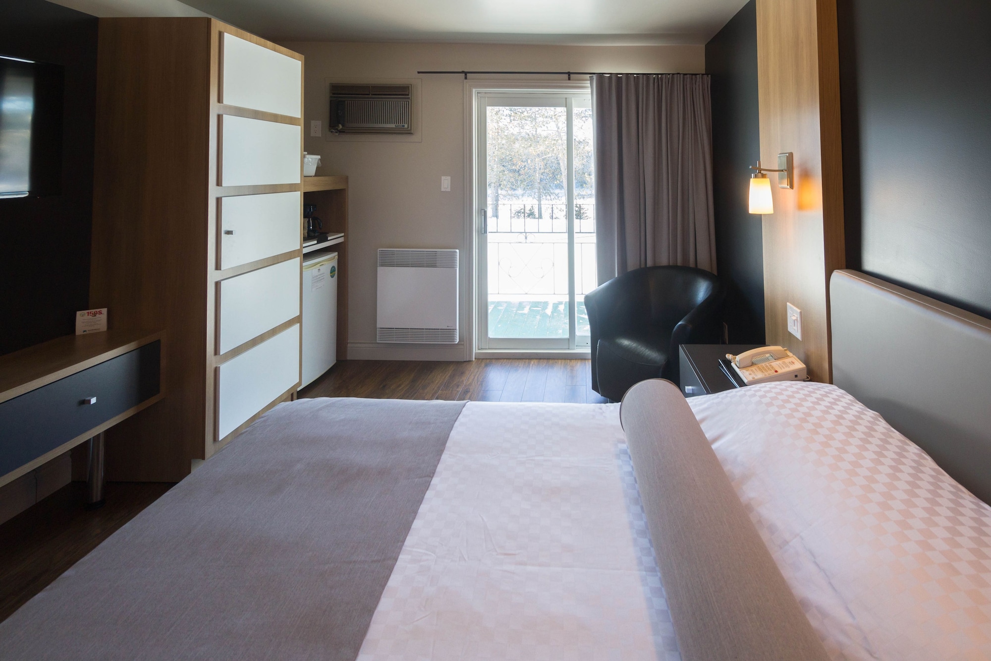 Marina, Deluxe, Queen Bed, River View