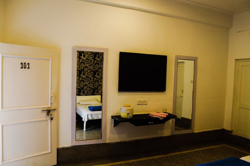Hotel Anand Palace 33/40