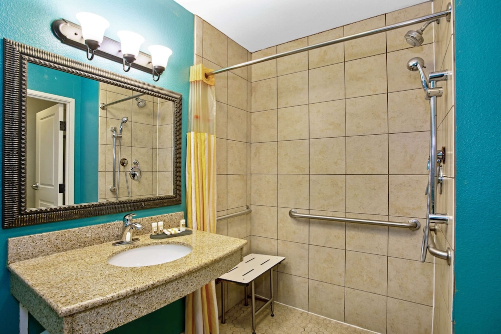 La Quinta Inn & Suites by Wyndham PCB Pier Park area 17/42